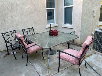 Free glass table