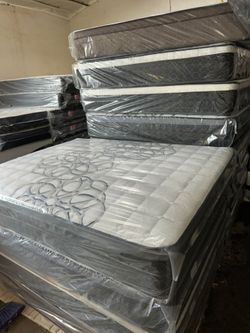 Queen Size Mattress Pillow Top 12"    new Mattress in a plastic sealed