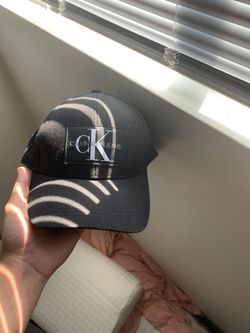 CALVIN KLEIN JEANS BLACK SNAPBACK HAT