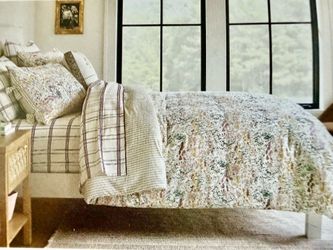 Queen comforter / 2 pillow shams