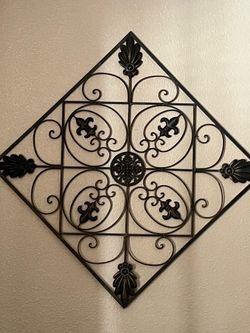 One metal wall decor 25x25