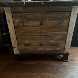 TEXAN rustic  Style queen Bed , Barely Used . 