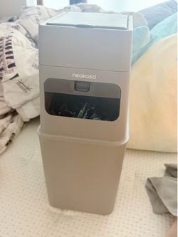 Trash bin perfect for pets and kids room