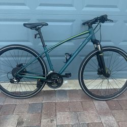 Specialize Ariel medium frame 700 wheels 24 speed hybrid new condition. .