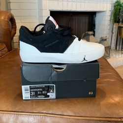 Jordan Series ES (GS) Size 3.5 Y