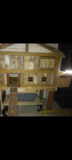 Chicken Coop W/ Nesting Box 