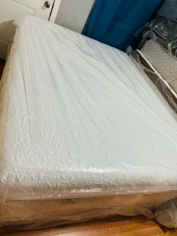 Set Queen size mattres and box springg