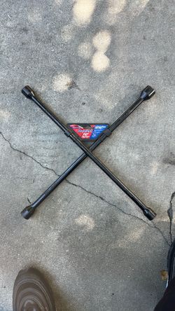 Cross bar lug nut wrench