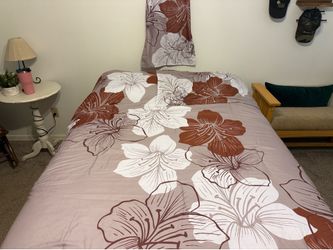 Queen Size Reversible Comforter Set, with 2 standard pillow shams