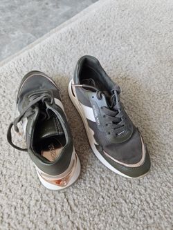 Tennis shoes