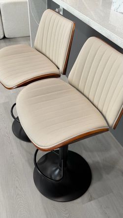 2 bar stools