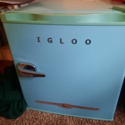 Igloo Retro Fridge 
