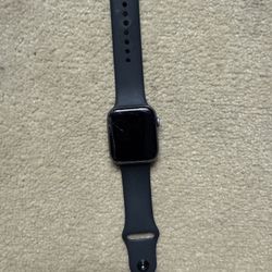 Apple Watch Series 4 (44mm) – Cracked Screen, Fully Functional