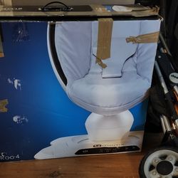 Mamaroo4 baby swing