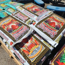 FoxFarm Strawberry Fields Potting Soil 1.5 Cu Ft 