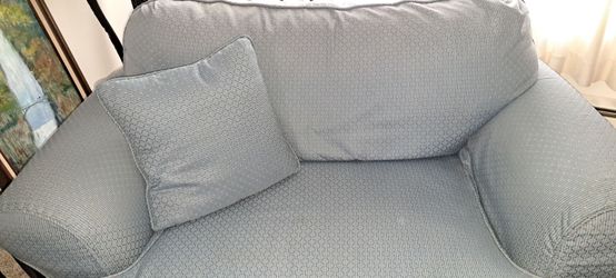 Couch 2 seat cushioned