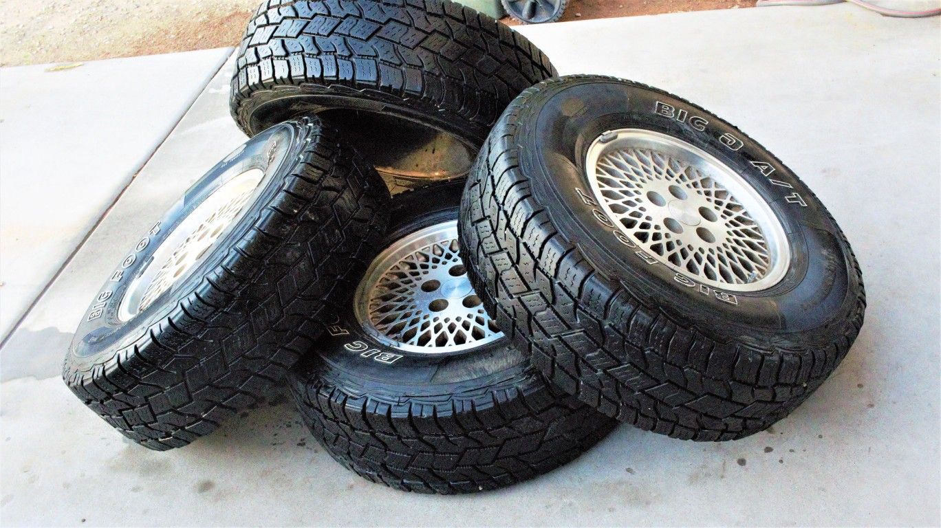 Tire's w/rims 31X10.5R15 (5 on 4.5)