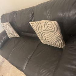 Black Leather Couch In Good Condition 