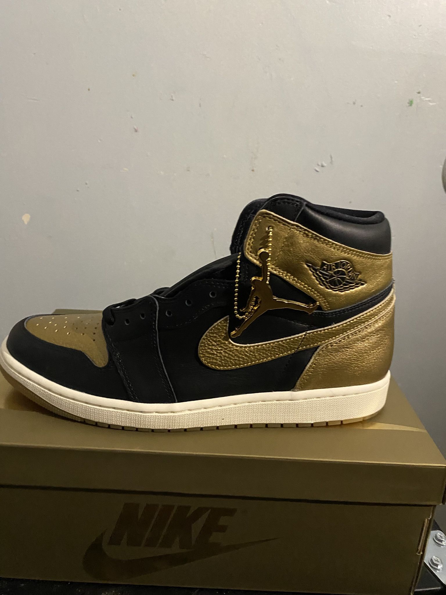 Jordan Retro 1 High OG | Gold Metallic  