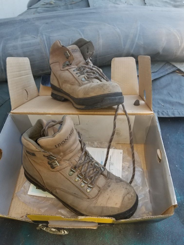 Steel toe work boots. 8r