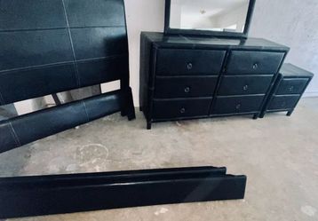BEAUTIFUL LEATHER BEDROOM SET QUEEN SIZE  WITH LUXURY THICK MEMORY FOAM MATTRESS AND BOX SPRING..GREAT CONDITION