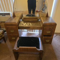 Beatiful Antique Make-up Table And Chair