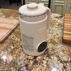 8 in 1 Nut Milk Maker Blender, 32oz. (NEVER USED, BRAND NEW)
