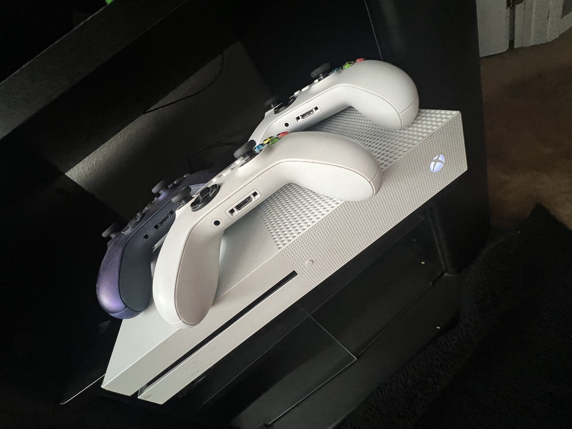 Xbox One Console, game And 3 Controllers 