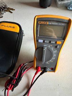 Fluke 115 True RMS Multimeter with Case