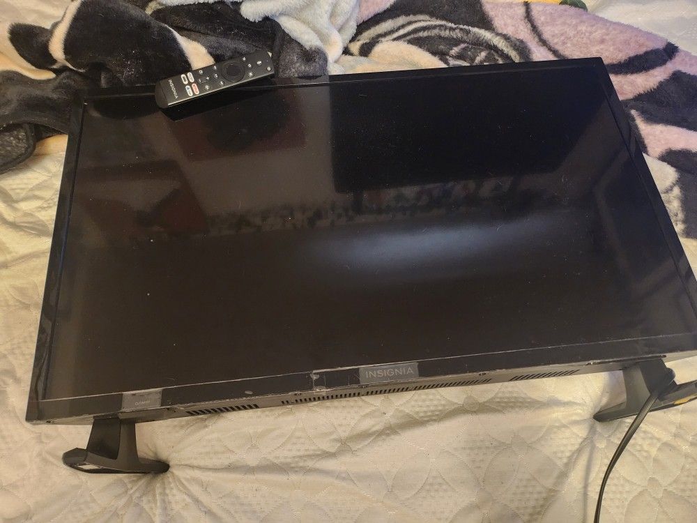 Insignia Smart TV w/remote