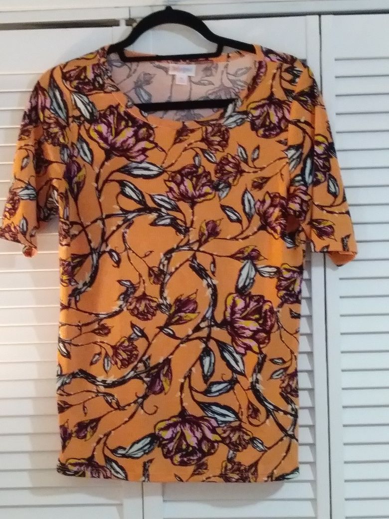 Lularoe t-shirts and dress Sz small and medium