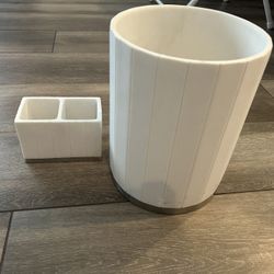 Bathroom Set, trashcan and toothbrush holder 