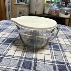 Pampered Chef 2 Quart Measuring Mixing Batter Bowl With Lid