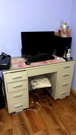 FREE dell desk top computer $50 desk with stool and accessories