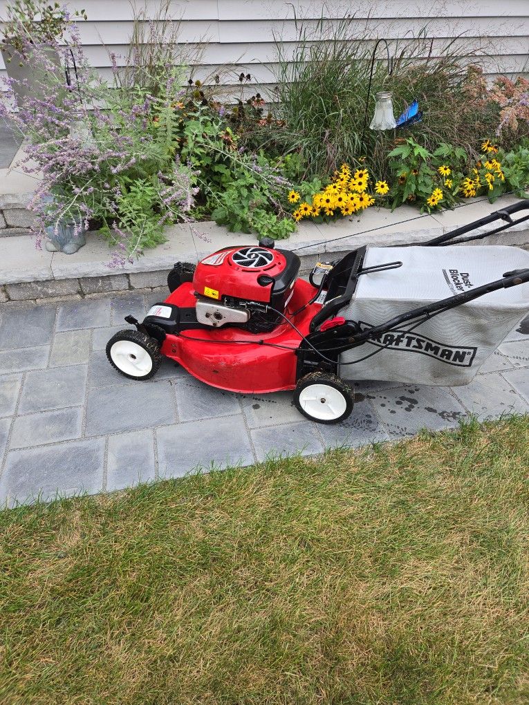 22" Self Propelled Lawnmower W/Bagging Attachment