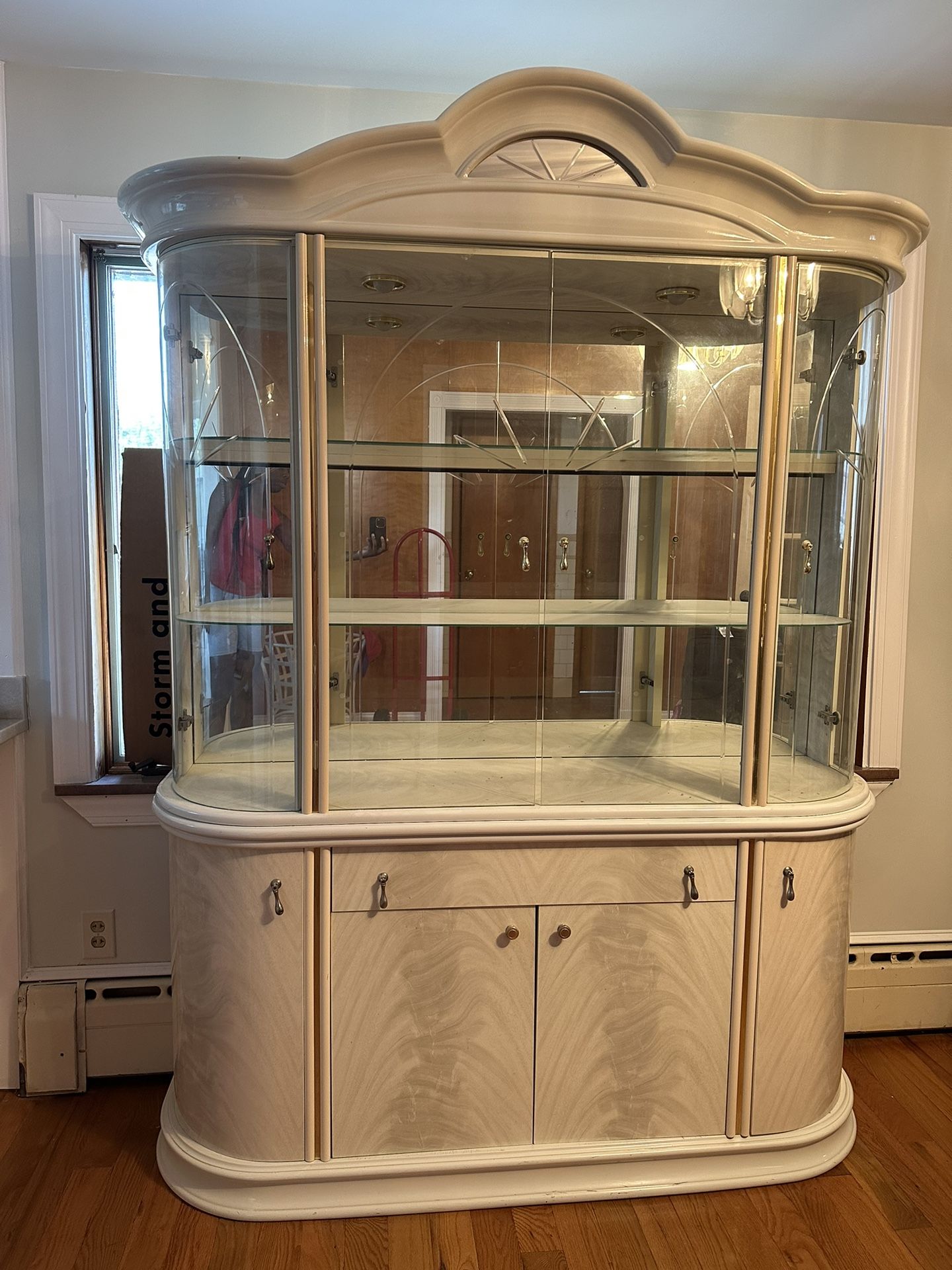 CHINA CABINET IN GREAT CONDITION