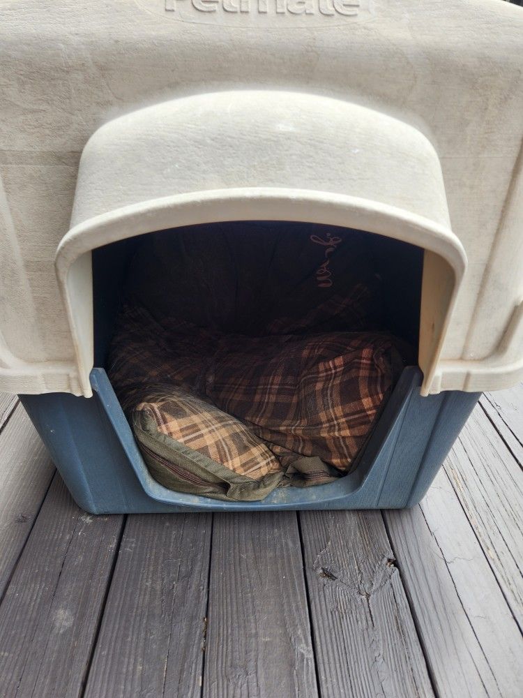 Med/ LG Dog House