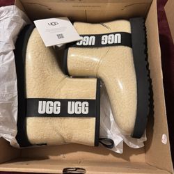UGG Clear Size 7 