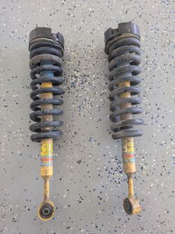 2013 Toyota Tacoma Prerunner Front Struts with Leveling Spacers