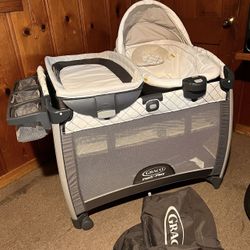 Graco - Pack 'n Play Playard with portable bassinet and diaper changing station Close2Baby
