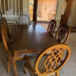 Beautiful Dining Room Table/chairs