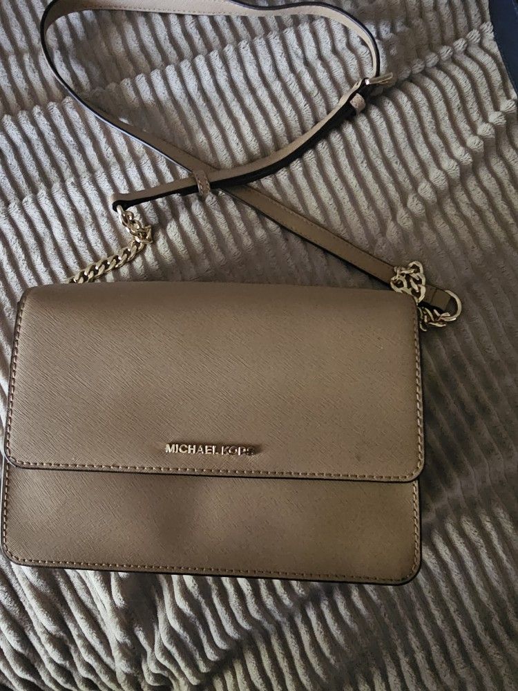 Michael Kors Women's Gusset Daniela Saffiano Leather Crossbody Bag