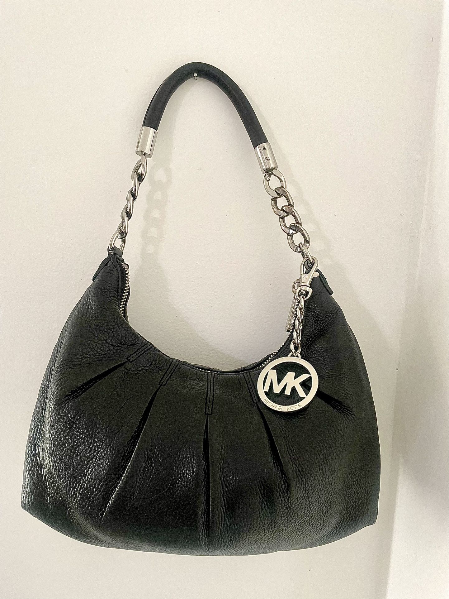 MICHAEL KORS BLACK PEBBLE LEATHER SHOULDER BAG