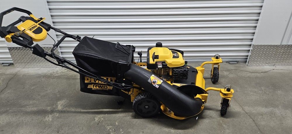  DEWALT
DEWALT 28 in. 224cc 3-in-1 Self-Propelled Gas Push Lawn Mower
