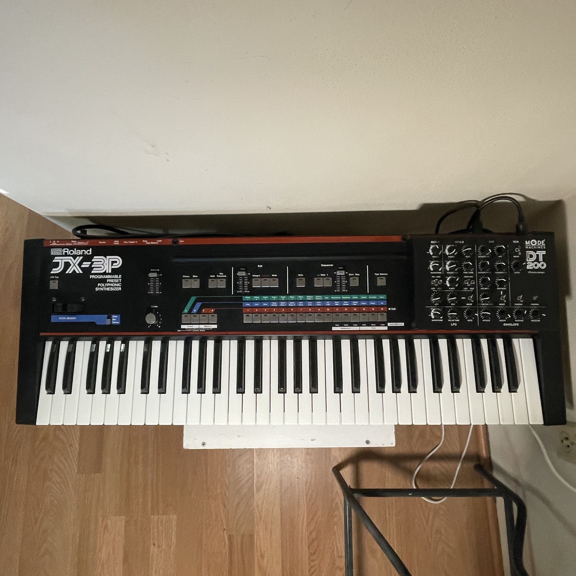 $1,300/OBO Roland JX-3P 61-Key Programmable Preset Polyphonic Synthesizer with DT-200 Programmer
