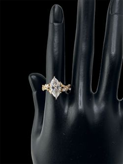 Marquise cut diamond Ring in yellow gold