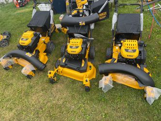 New DEWALT self-propelled gas lawn mower has a 224cc engine and a 28-inch cutting width.