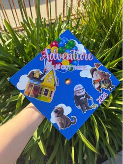 Custom graduation cap topper  Adorno para birrete de graduación 👩‍🎓  Ya disponible para tomar pedidos  Elige , inspírate en un modelo  Que te guste 