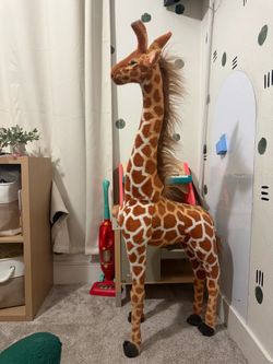 Standing giraffe nursery decor