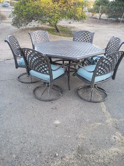 Patio Furniture Table and 6 Chairs w/ Cushions